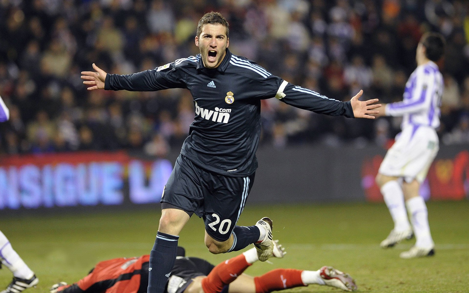 冰球联赛激战正酣，豪门对决引爆赛季高潮